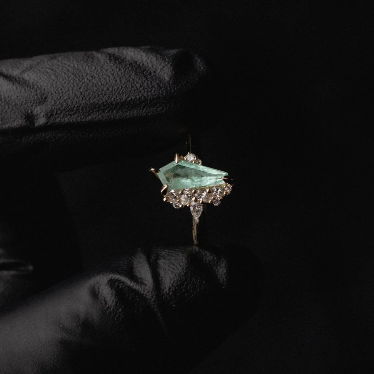 0.80ct Irregular Cluster of Menzies Emerald - Image 5