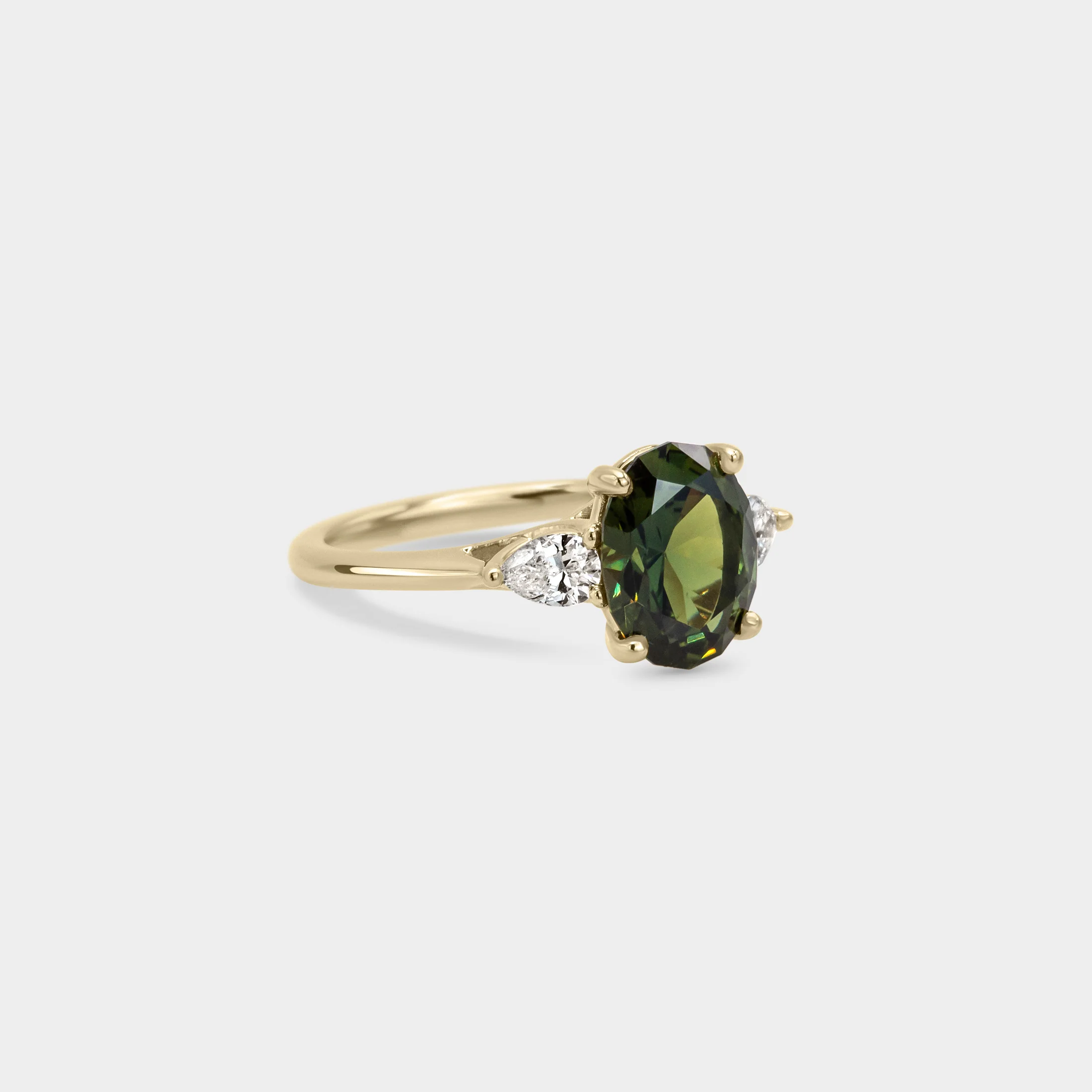 2.50ct Trio of Green Sapphire & Pear Diamond - Image 3
