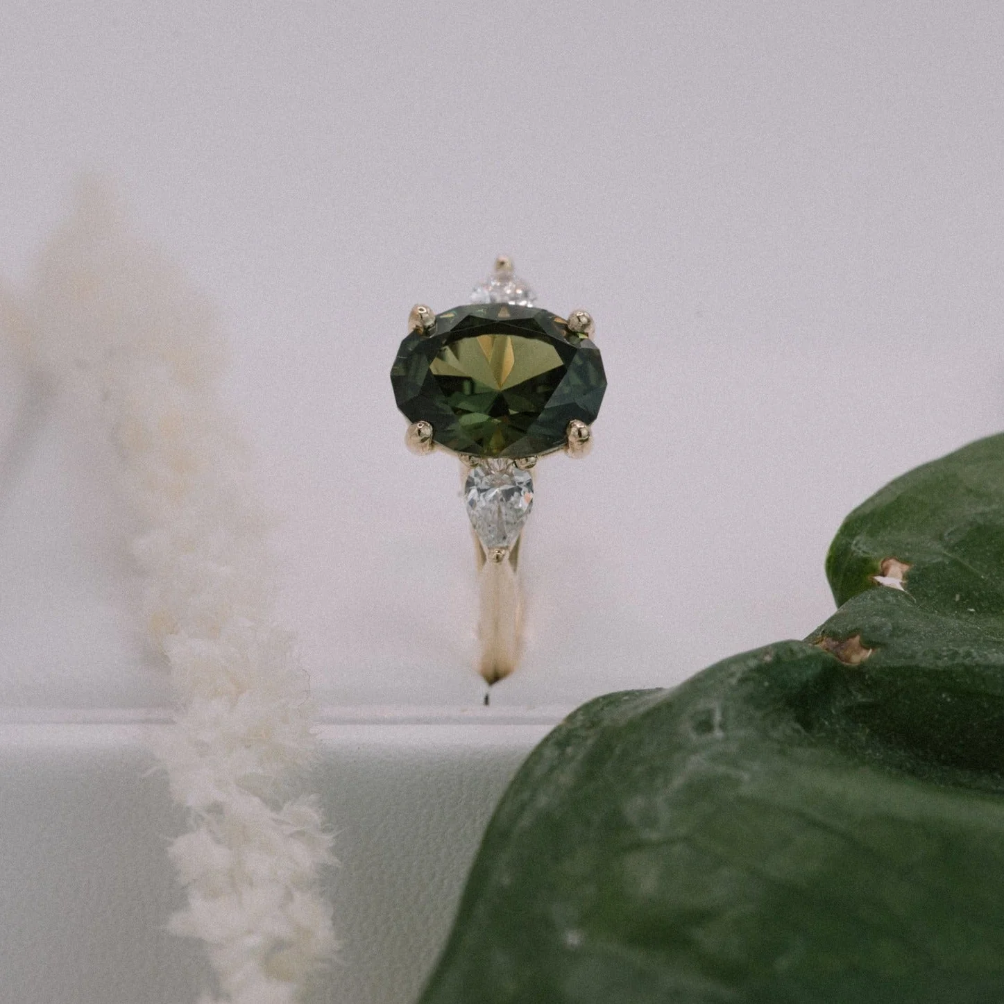 2.50ct Trio of Green Sapphire & Pear Diamond - Image 5