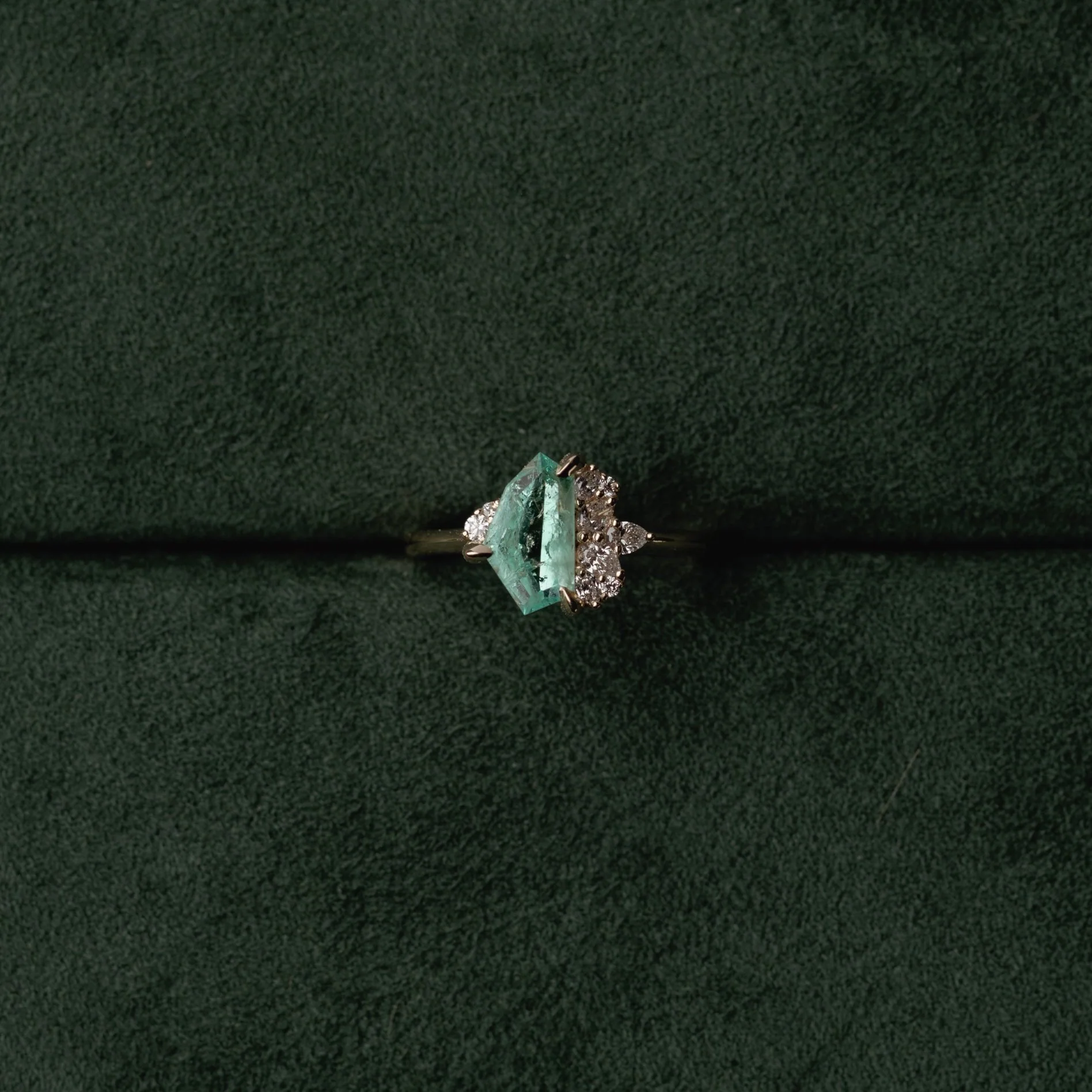 1.14ct Irregular Cluster of Menzies Emerald - Image 6