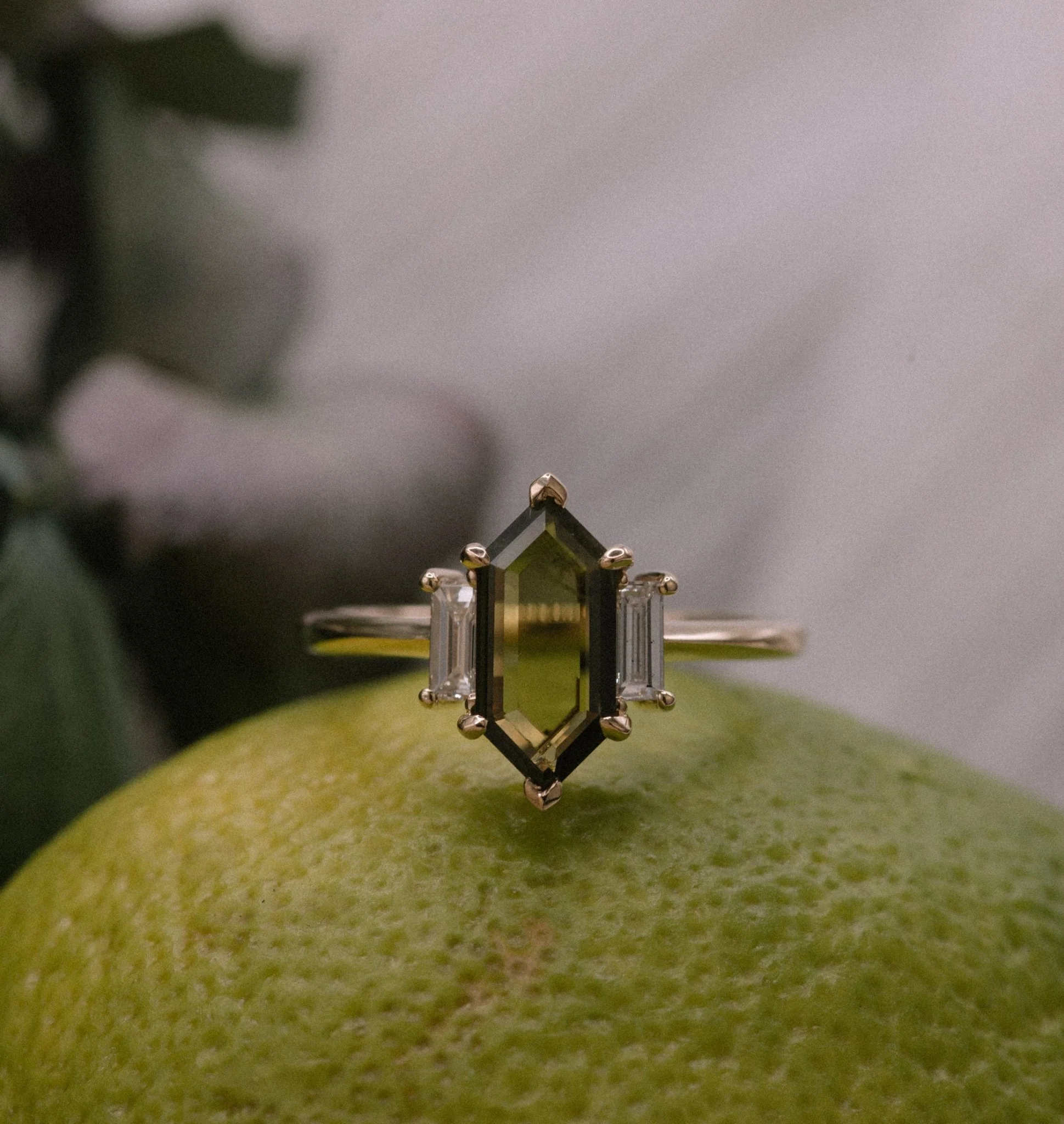 1.20ct Three Stone of Elongated Hex Sapphire & White Diamond - Image 5