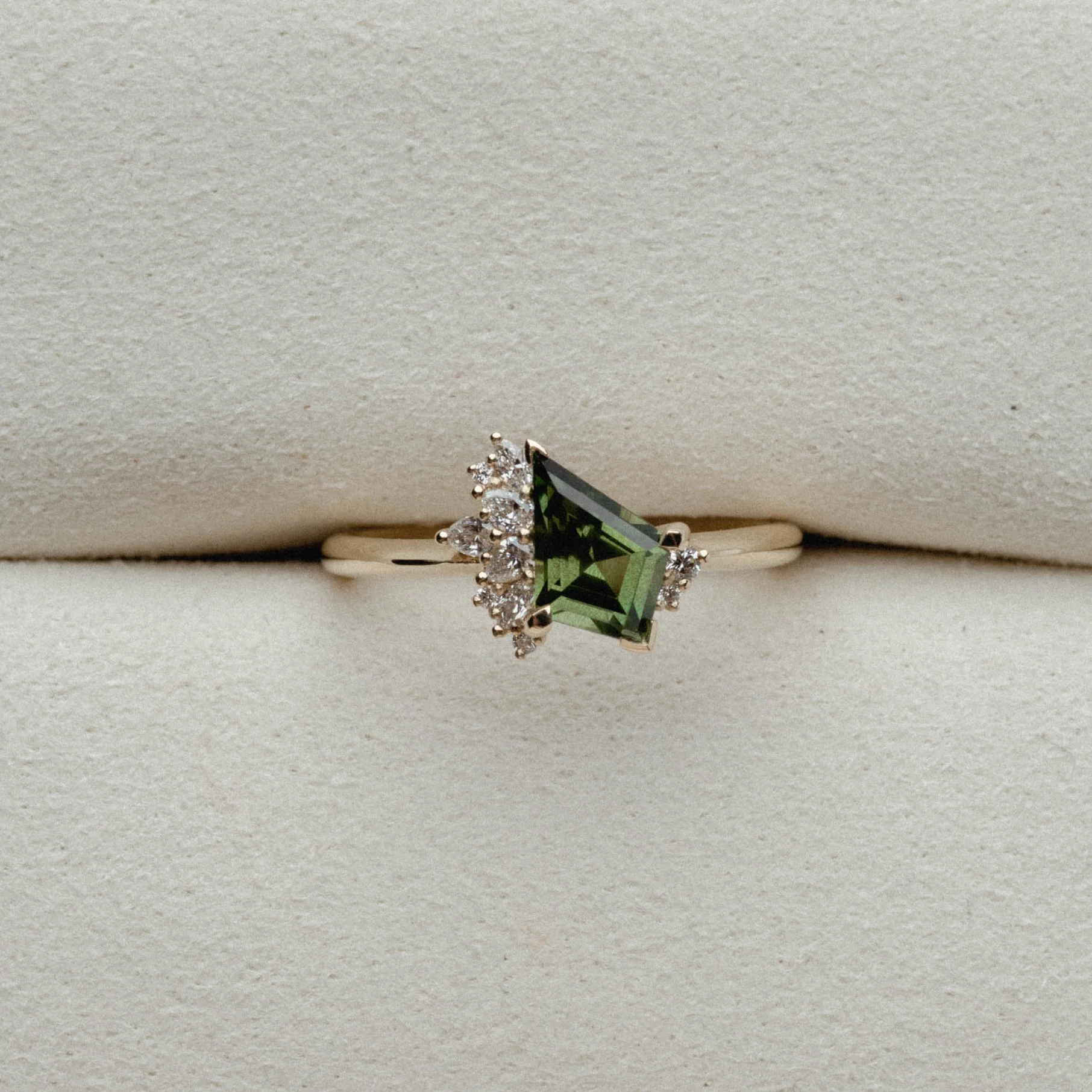 1.23ct Irregular Cluster of Kite Sapphire & Diamond - Image 5