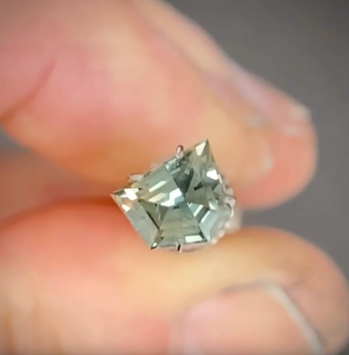 1.24ct Freeform Blue/Champagne Sapphire - Image 2