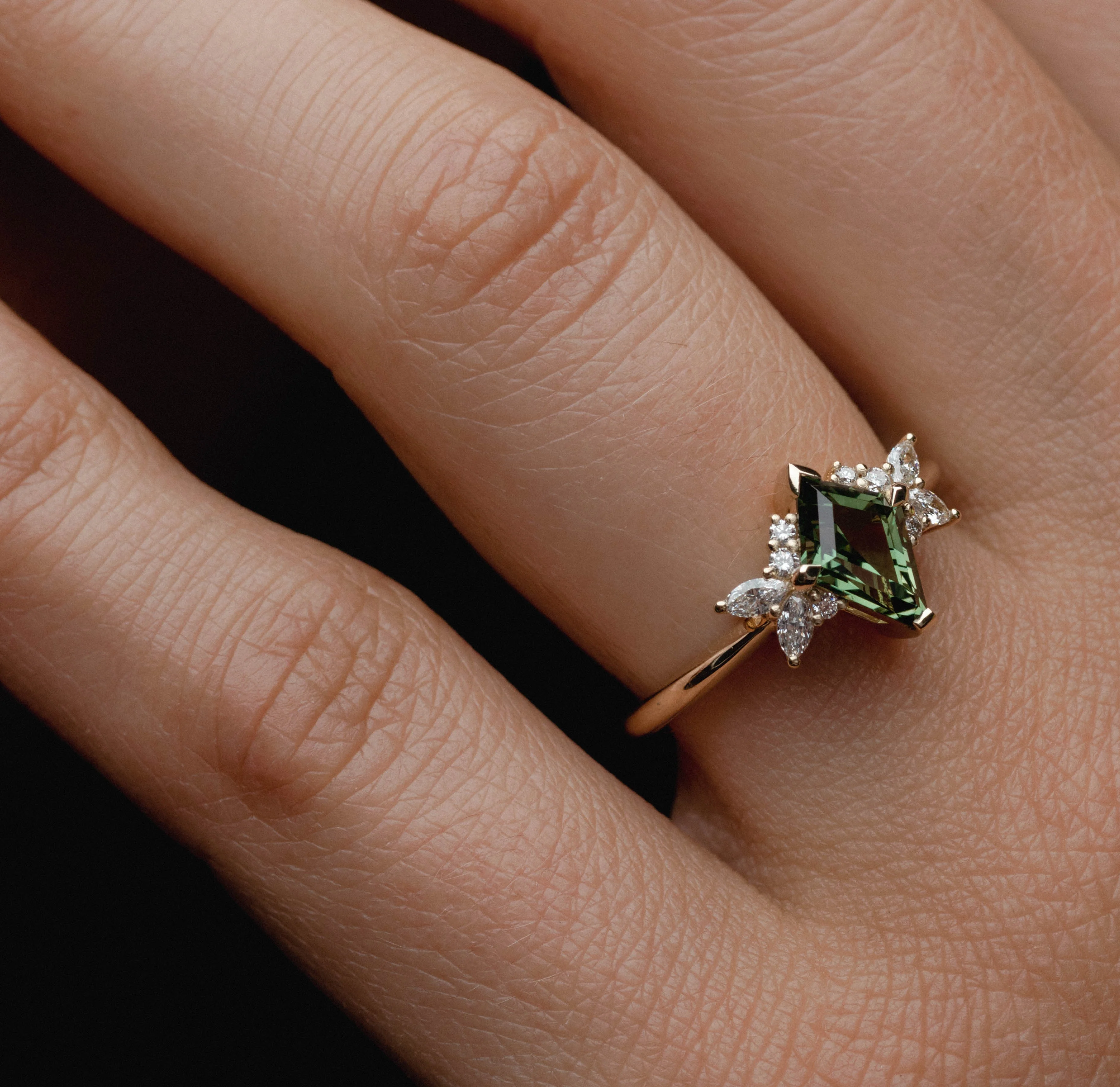 1.28ct Symmetrical Cluster of Kite Sapphire & Diamond - Image 4