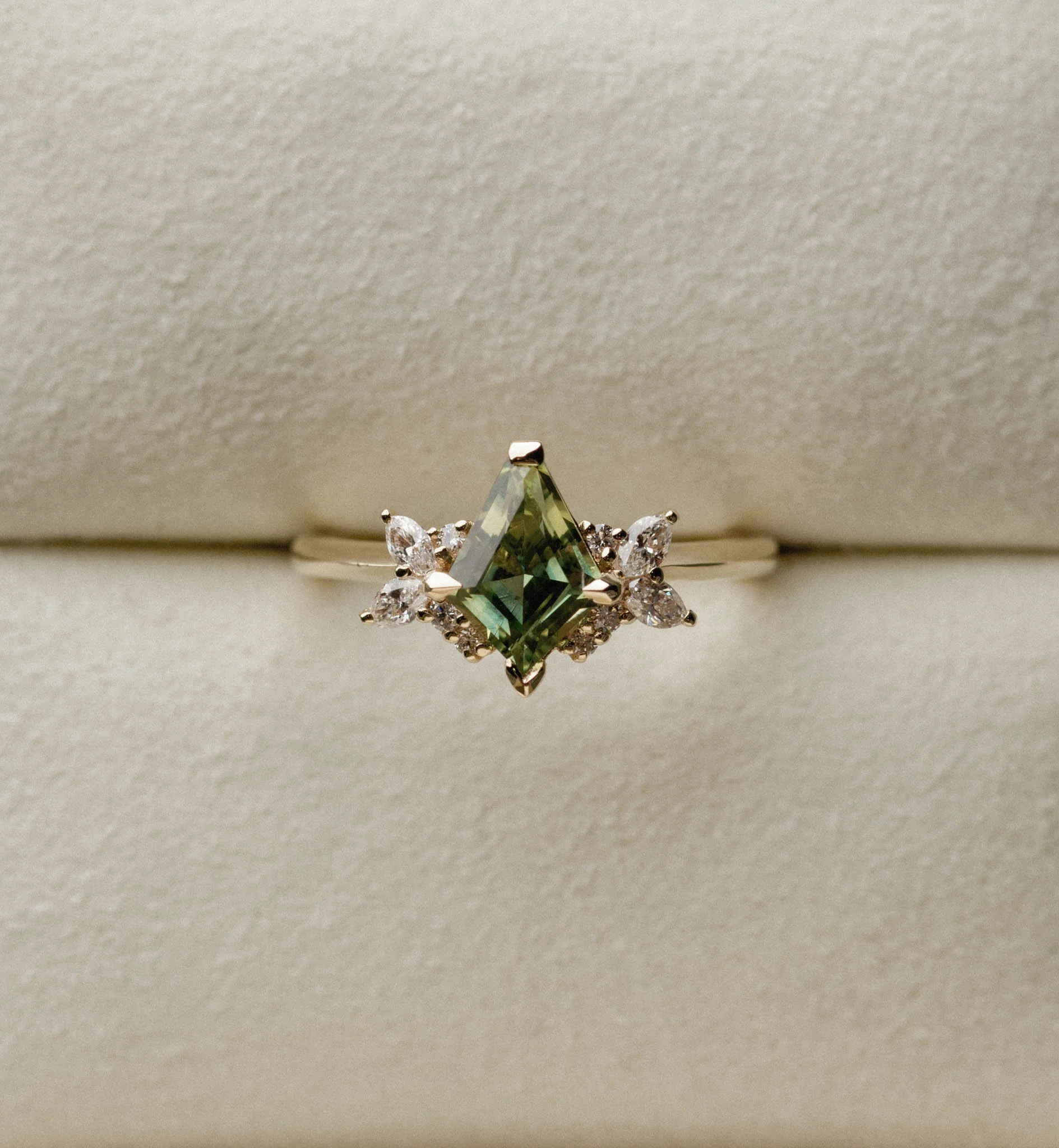 1.28ct Symmetrical Cluster of Kite Green Sapphire & Diamond - Image 6
