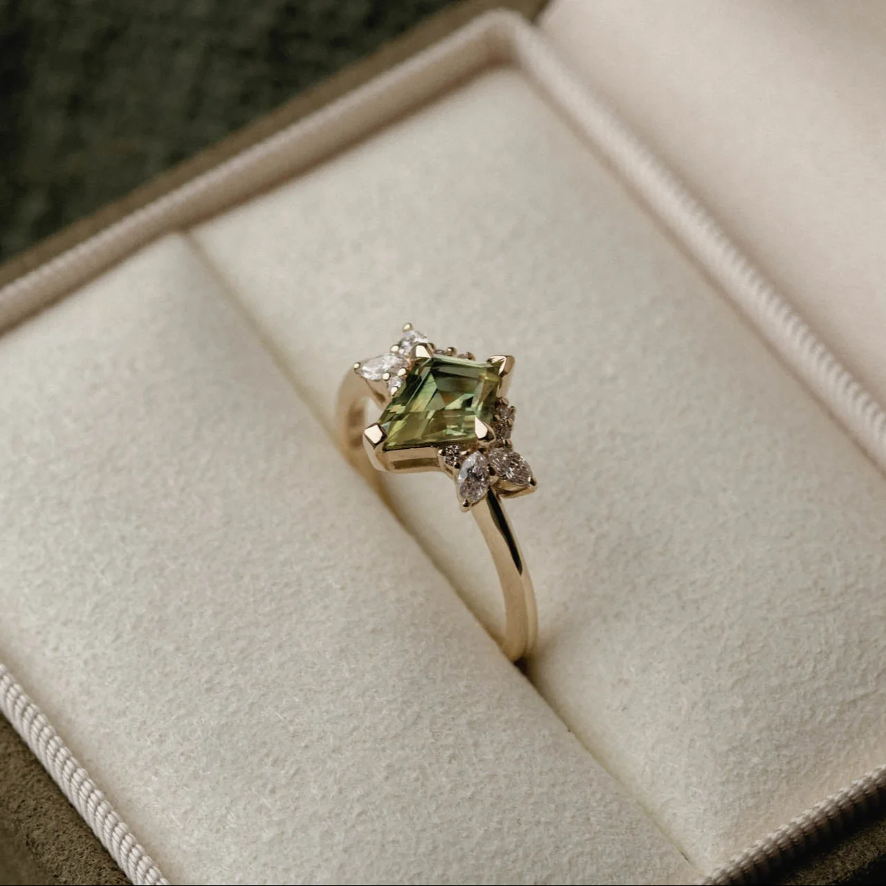 1.28ct Symmetrical Cluster of Kite Green Sapphire & Diamond - Image 7