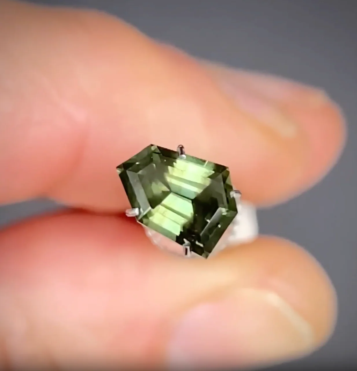 1.58ct Freeform Green Sapphire - Image 2