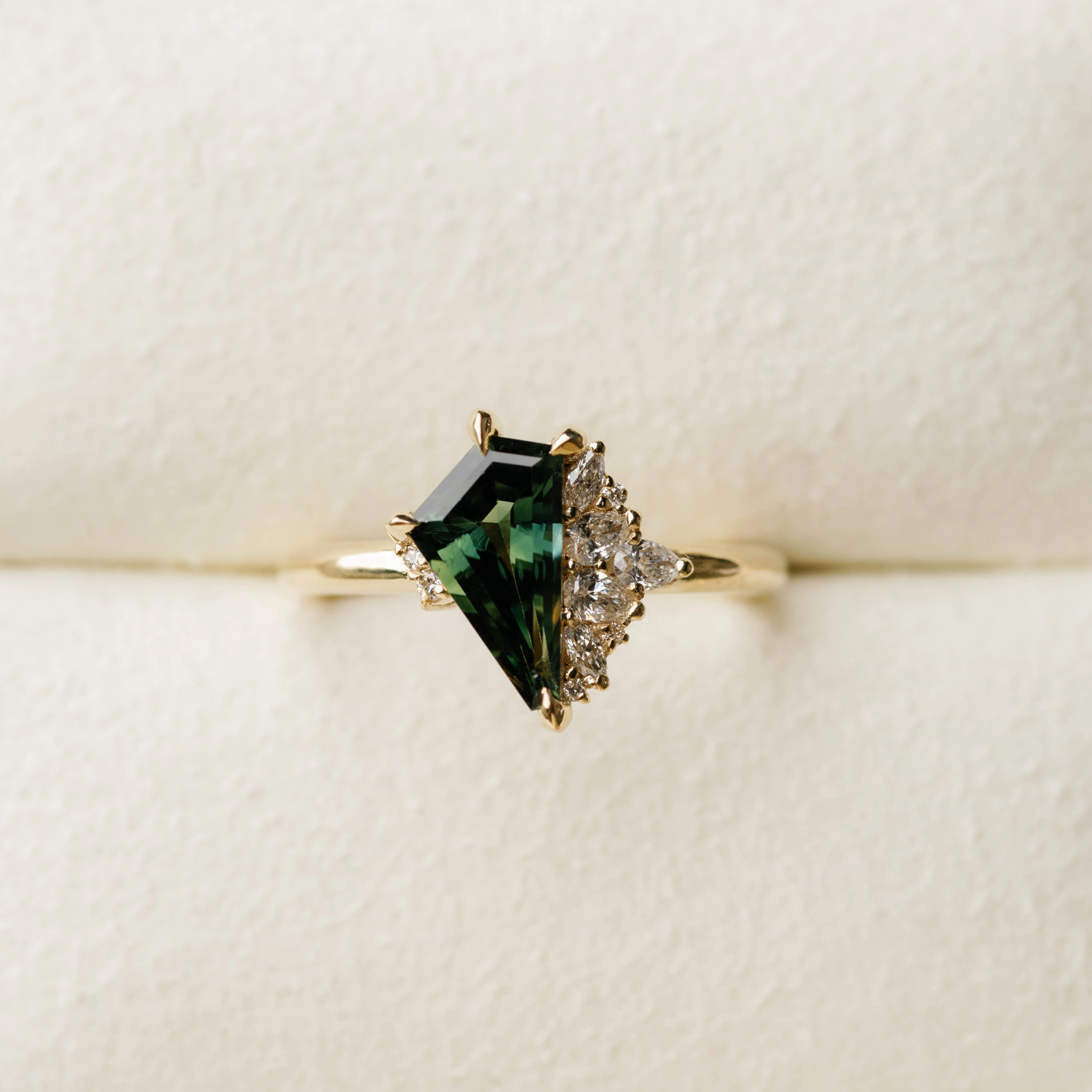 1.63ct Irregular Cluster of Teal Sapphire & Diamond - Image 4