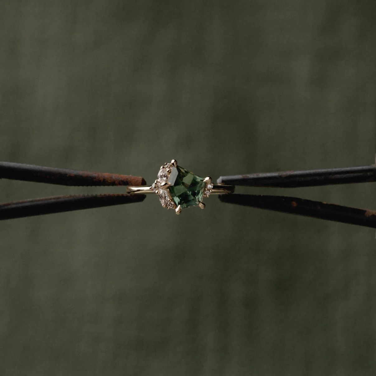 1.76ct Irregular Cluster of Freeform Sapphire & Diamond - Image 5