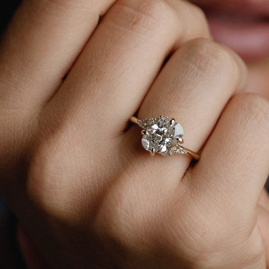 2.01ct Offset Cluster of Oval & Diamond - Image 5