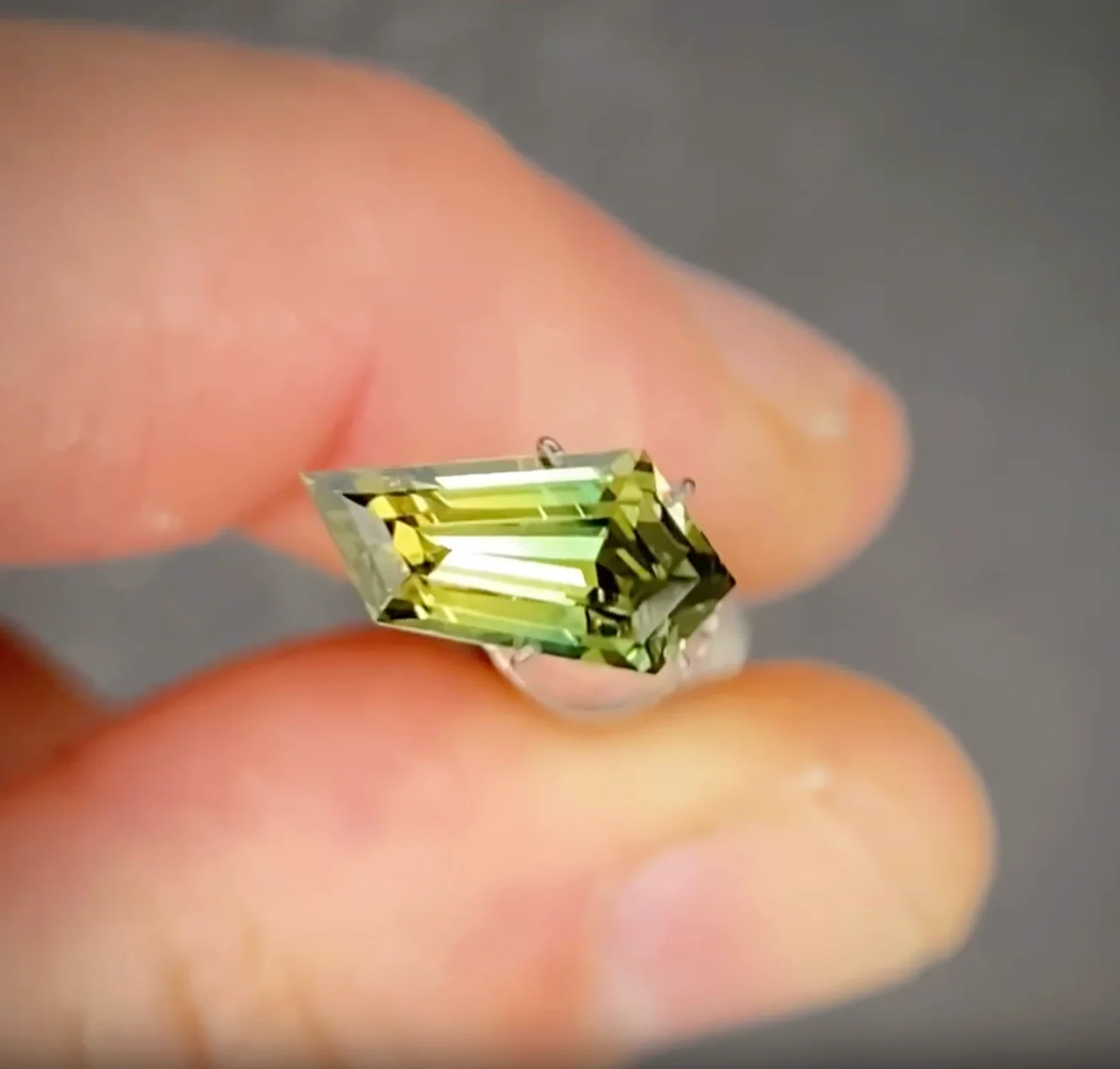 2.18ct Freeform Yellow/Green Parti Sapphire - Image 2