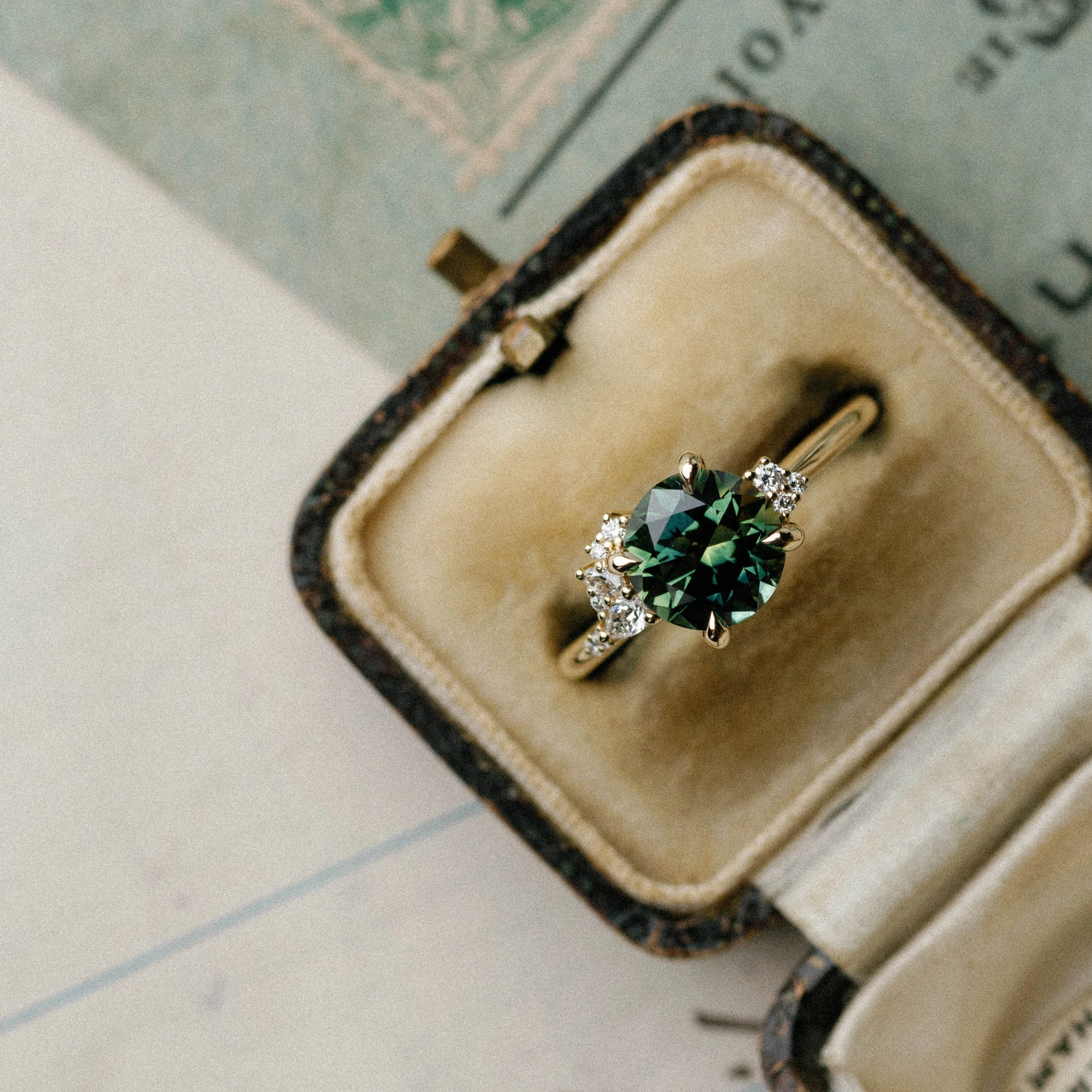 2.26ct Asymmetrical Cluster of Green/Blue Parti Sapphire & Diamond - Image 4