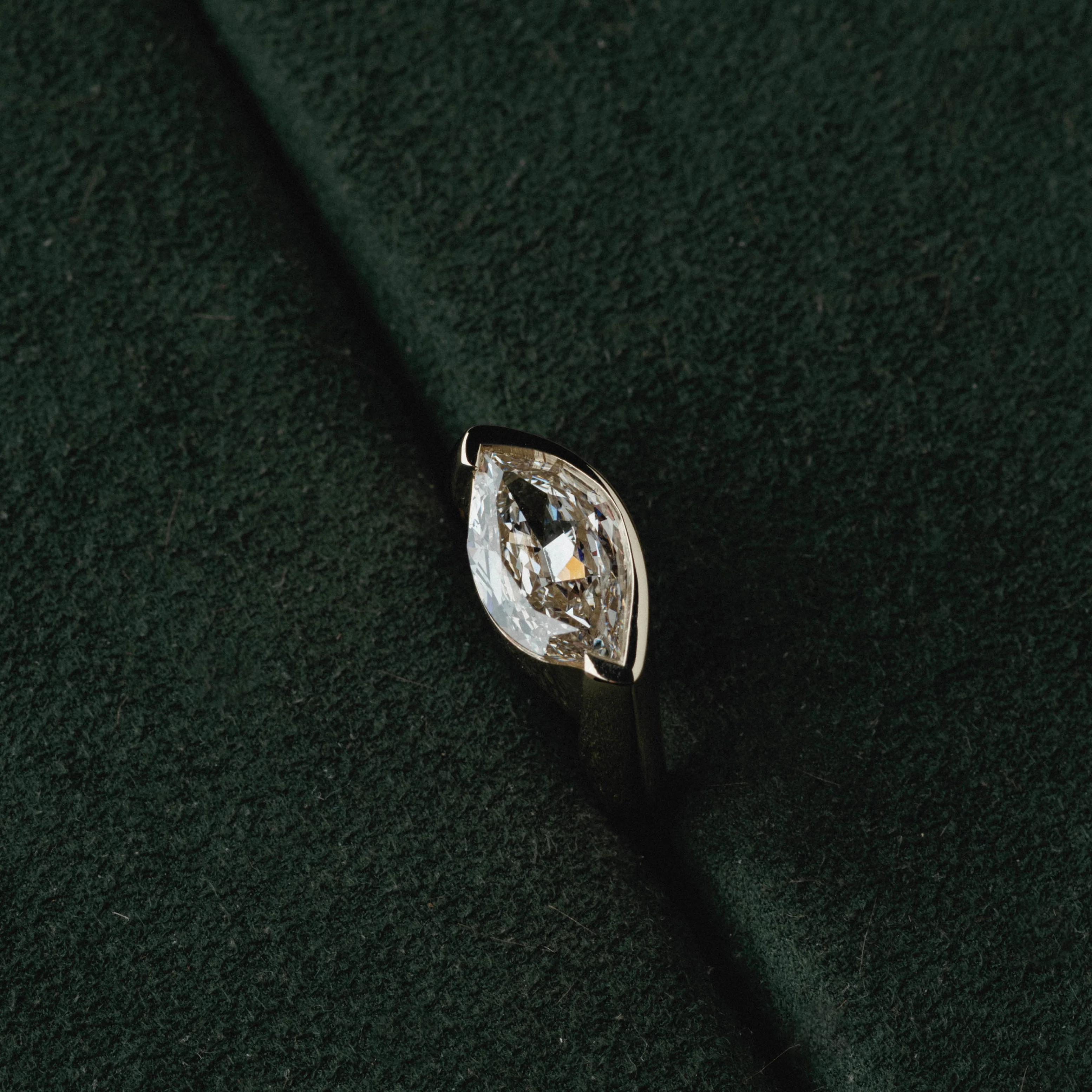 2.52ct Unique Flame Cut, Three-Quarter Bezel - Image 5