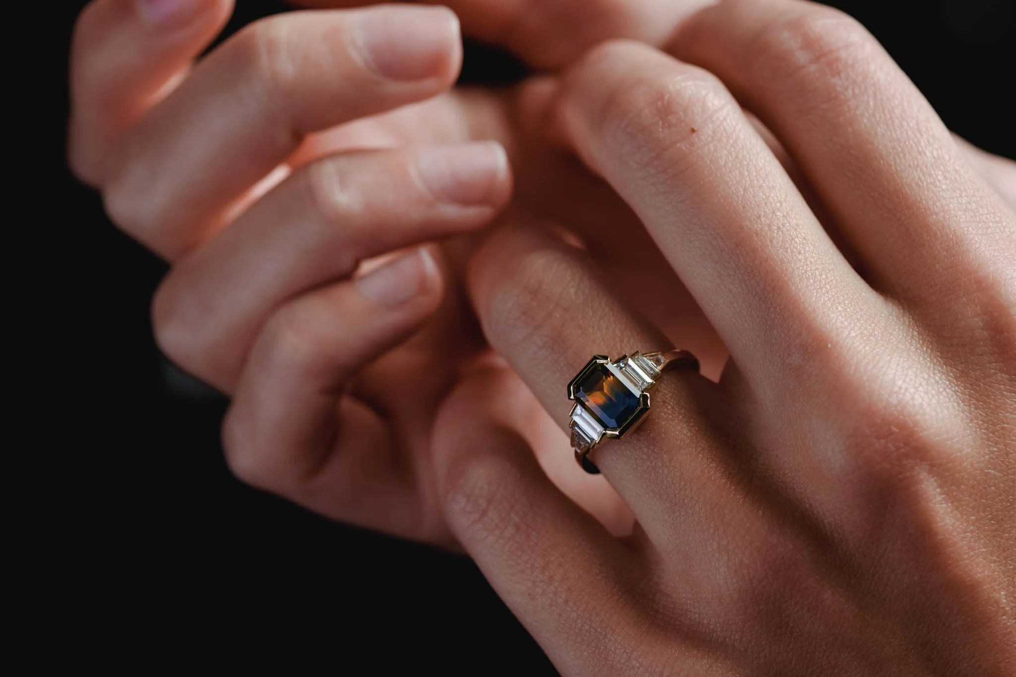 2.72ct Seven Stone of Blue/Orange Parti Sapphire & Diamond - Image 5
