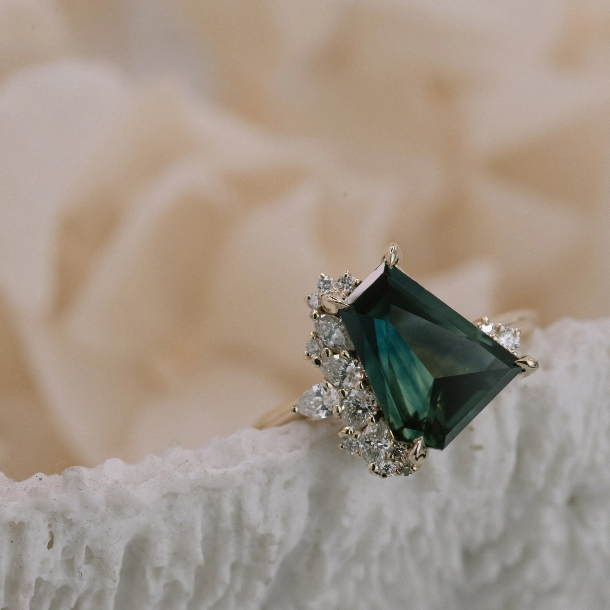 2.98ct Irregular Cluster of Sapphire - Image 4