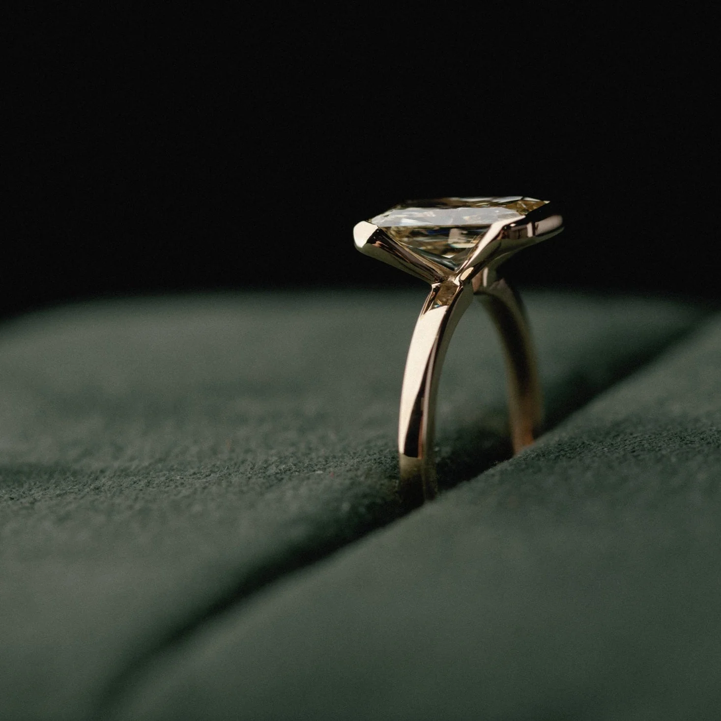 3.05ct Half Bezel of Light Fancy Yellow (LG) - Image 5