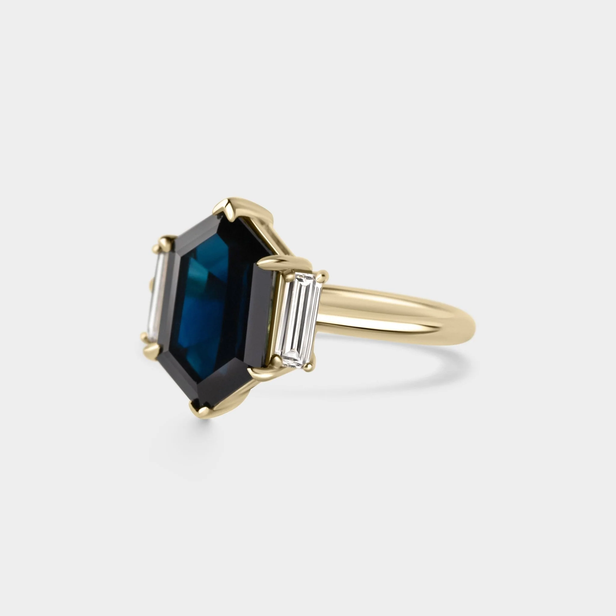 3.85ct Three Stone of Dark Blue Hex Cut Sapphire & Diamond - Image 3