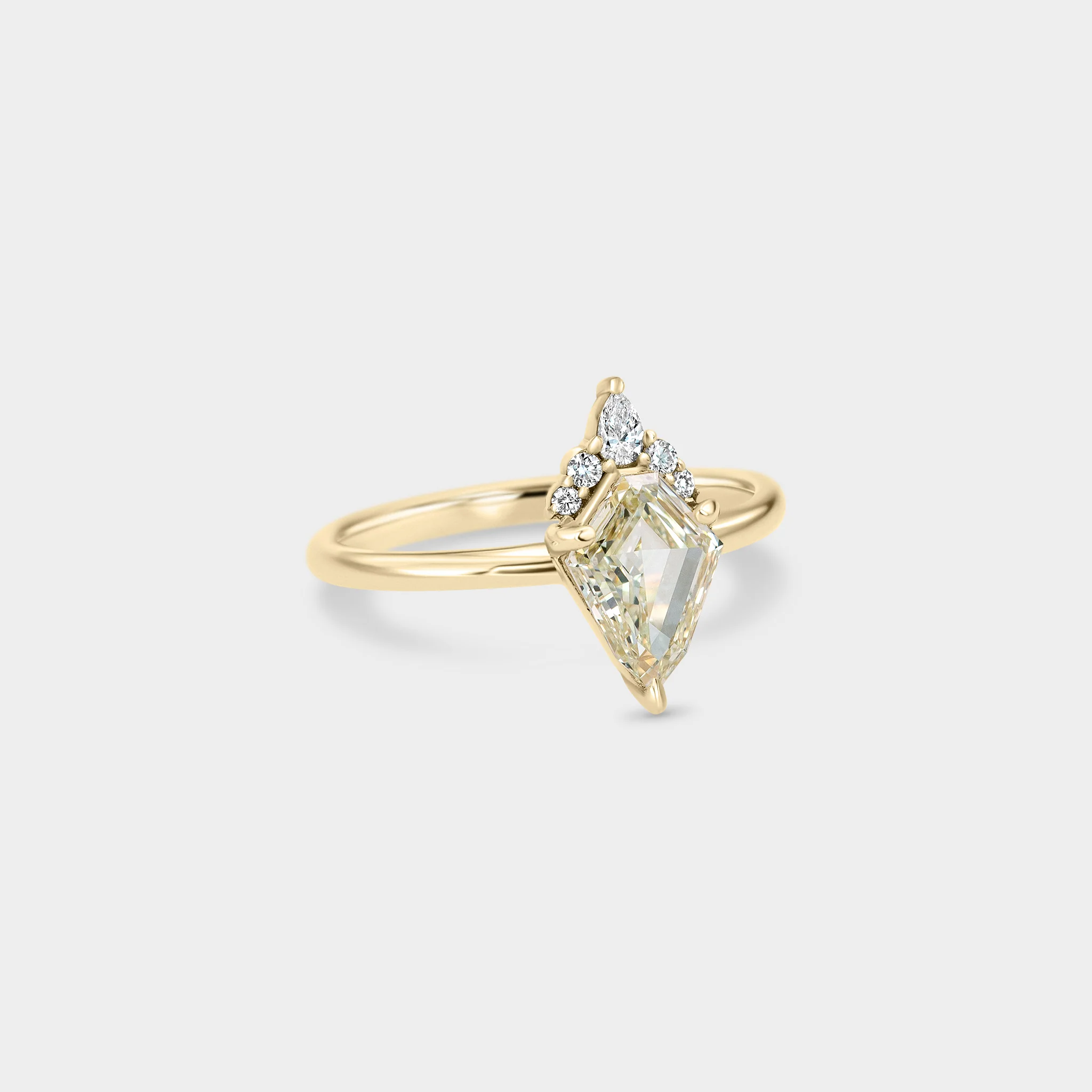 1.07ct Symmetrical Cluster of Warm White Diamond - Image 2