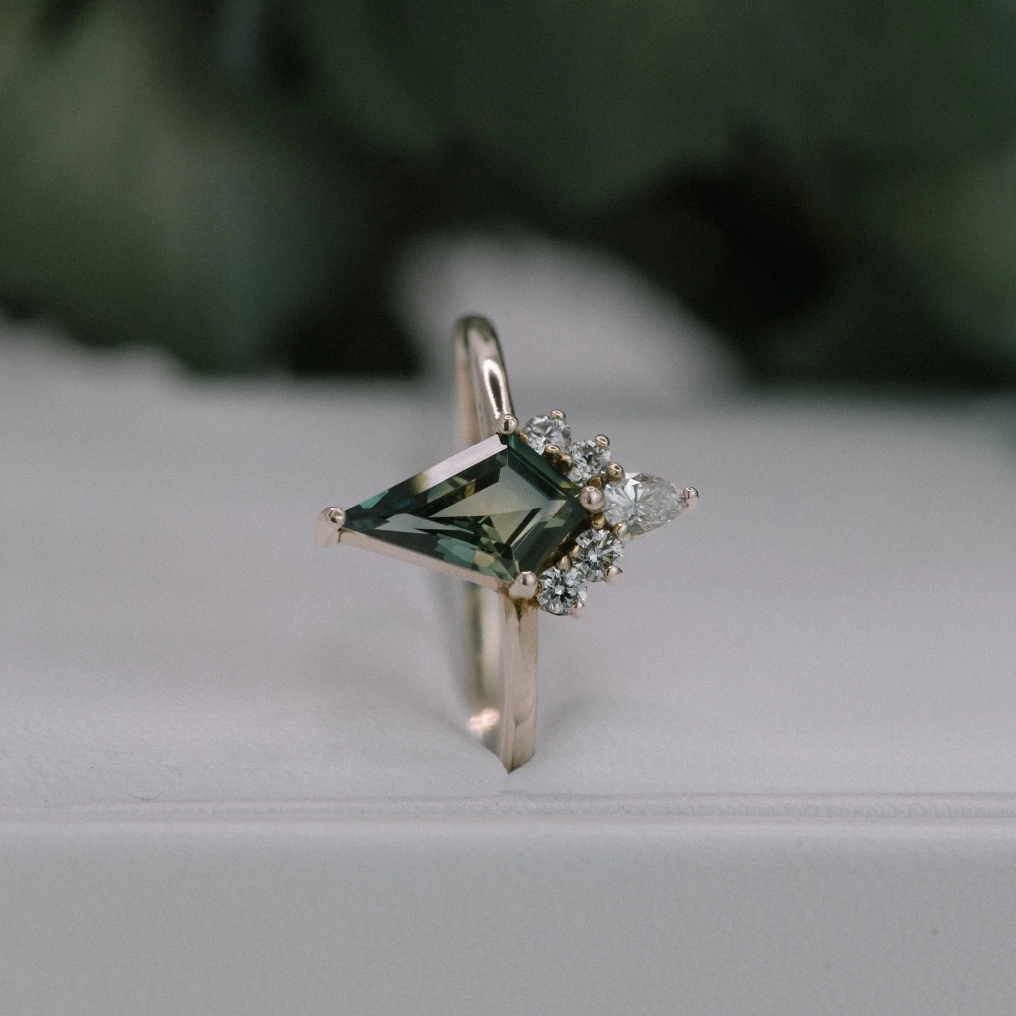 0.94ct Symmetrical Kite Cluster of Sapphire - Image 4