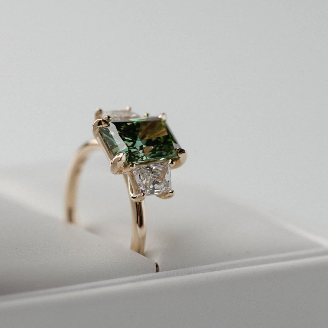 3.01ct Three Stone of Green Radiant & Trapezoid Lab Grown Diamond - Image 3