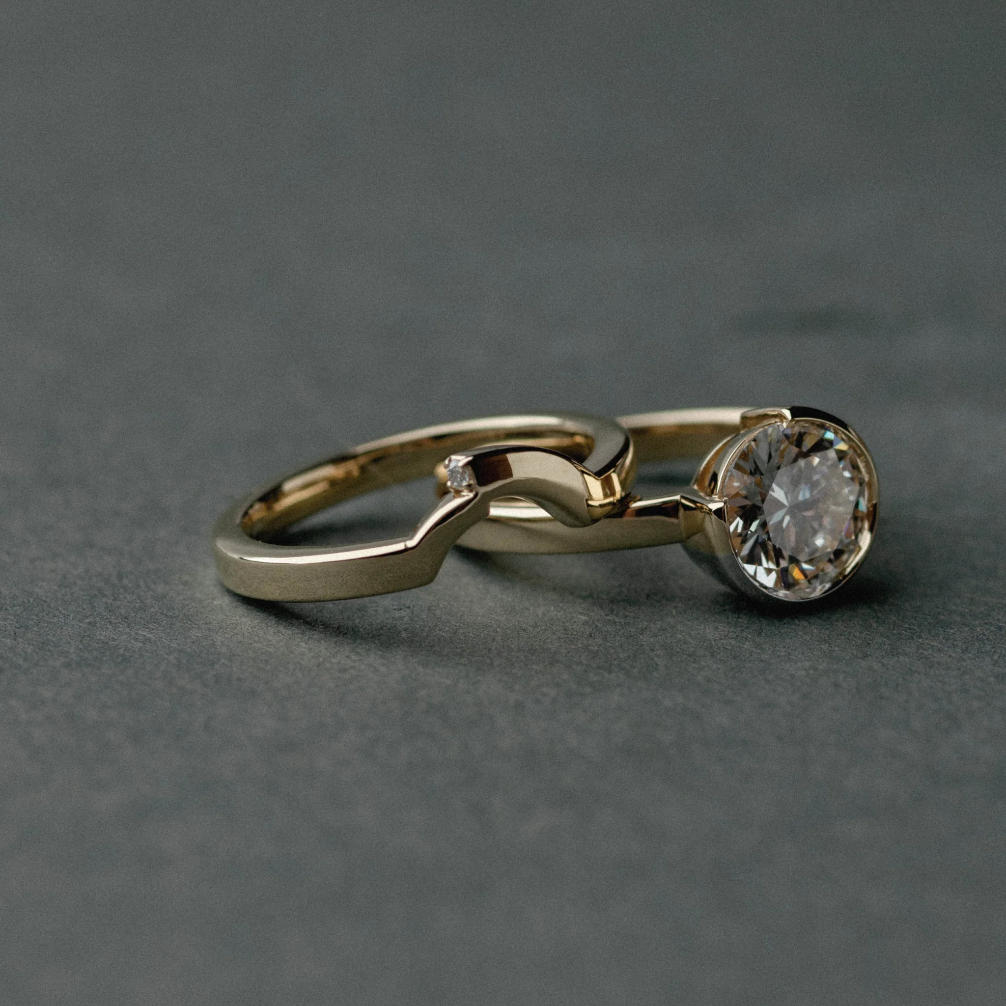 Two Tone Bezel Solitaire of Round Brilliant - Image 6